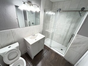 Chambre Luxe, 1 très grand lit | Salle de bain | Ensemble douche/baignoire, serviettes fournies