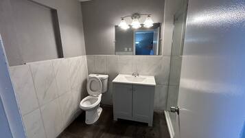 Kamar Mewah, 1 Tempat Tidur King | Kamar mandi | Kombinasi shower/bathtub dan handuk