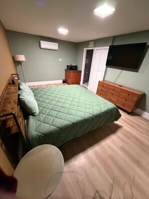 Luxury Room, 1 King Bed | Free WiFi, bed sheets - Scottish inns  (Unadilla)