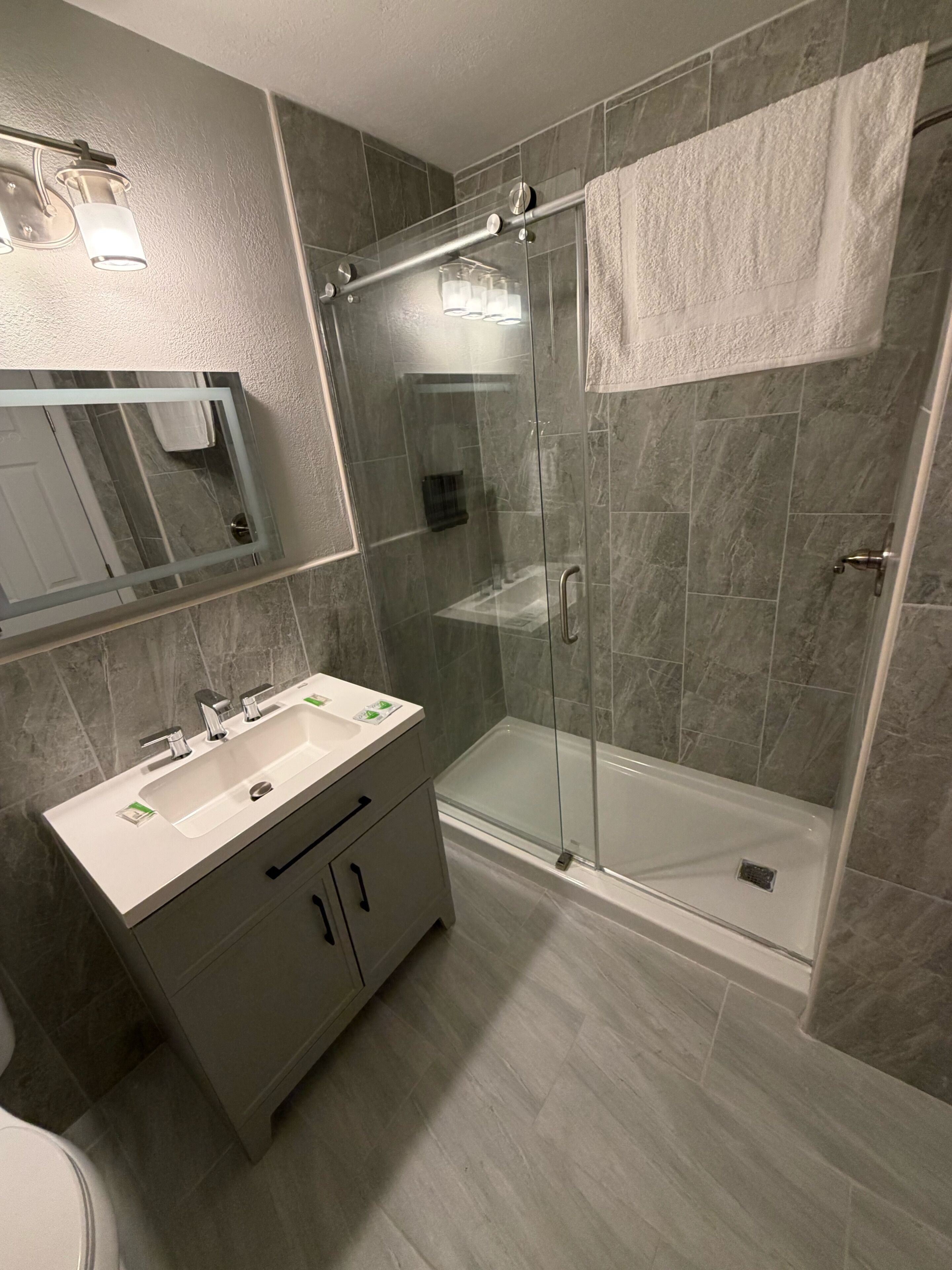 Habitación Deluxe | Baño | Ducha y bañera combinadas y toallas