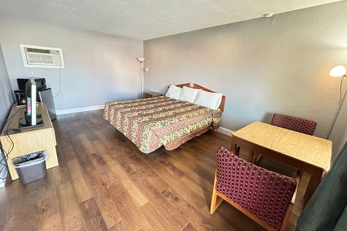Luxury Room, 1 King Bed | Free WiFi, bed sheets