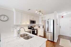 Fridge, microwave, oven, stovetop - Pool-view condo less than a block from beach with outdoor pool, balcony, W/D, AC (North Myrtle Beach)