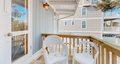 Vintage cottage by the beach with AC, furnished deck, grill, & washer/dryer