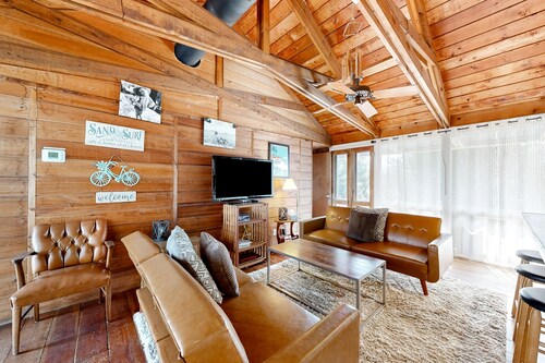 Vintage cottage by the beach with AC, furnished deck, grill, & washer/dryer