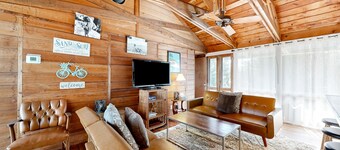 Vintage cottage by the beach with AC, furnished deck, grill, & washer/dryer