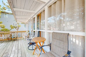 Terrace/patio - Vintage cottage by the beach with AC, furnished deck, grill, & washer/dryer (Bethany Beach)