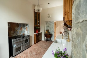 Réfrigérateur, surface de cuisson, vaisselle et ustensiles