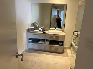 Artículos de higiene personal ecológicos, secador de pelo y toallas