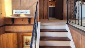 En trætrap med et skilt, der står "SKI CHALET", og et billede i ramme af en isbjørn.