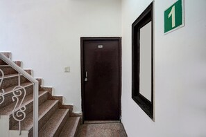 Hypo-allergenic bedding, desk - (New Delhi)