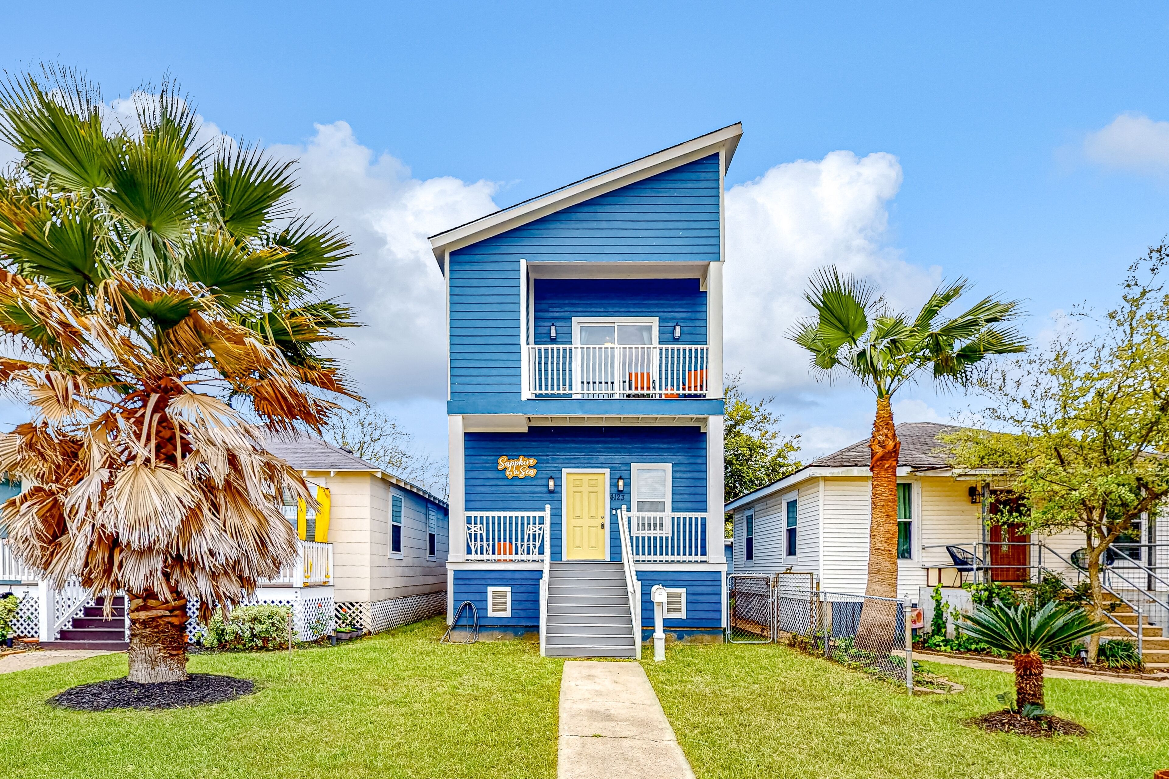 Charming, palm-lined home with luxe kitchen & outdoor living - close to beaches