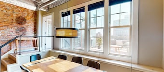 Updated condo in the heart of Historic District with patio, streaming, fast WiFi