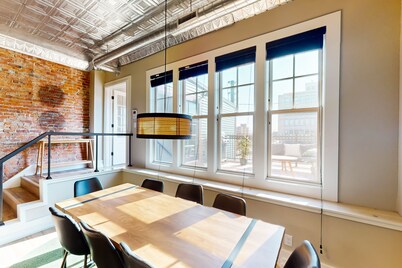 Updated condo in the heart of Historic District with patio, streaming, fast WiFi
