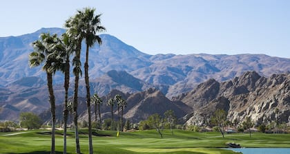Mountain view condo blocks from downtown with pool, tennis & pickleball