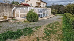 A house with a large greenhouse structure. - Grande Maison Avec Piscine Chauffée et spa (Lablachère)