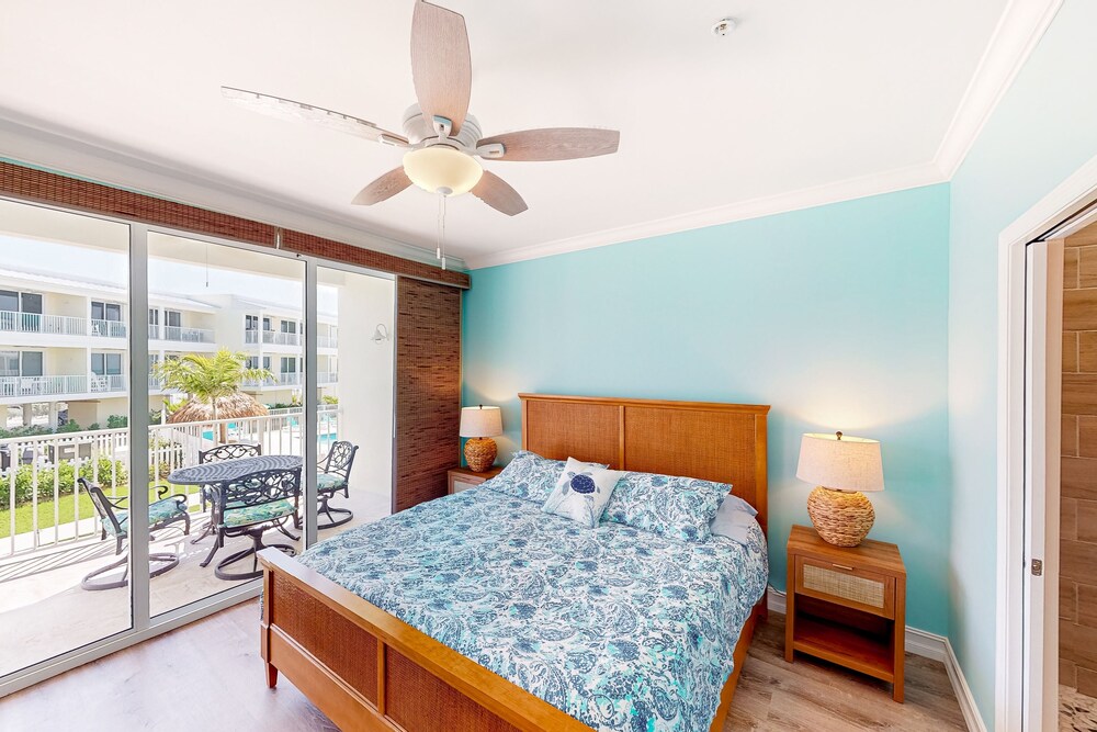 Island hideaway with lovely ocean views, pool, grill, balcony, smart