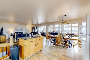 Dining - Dog-friendly home with amazing ocean & sunset views - walk to Ocean Way Beach (Florence)