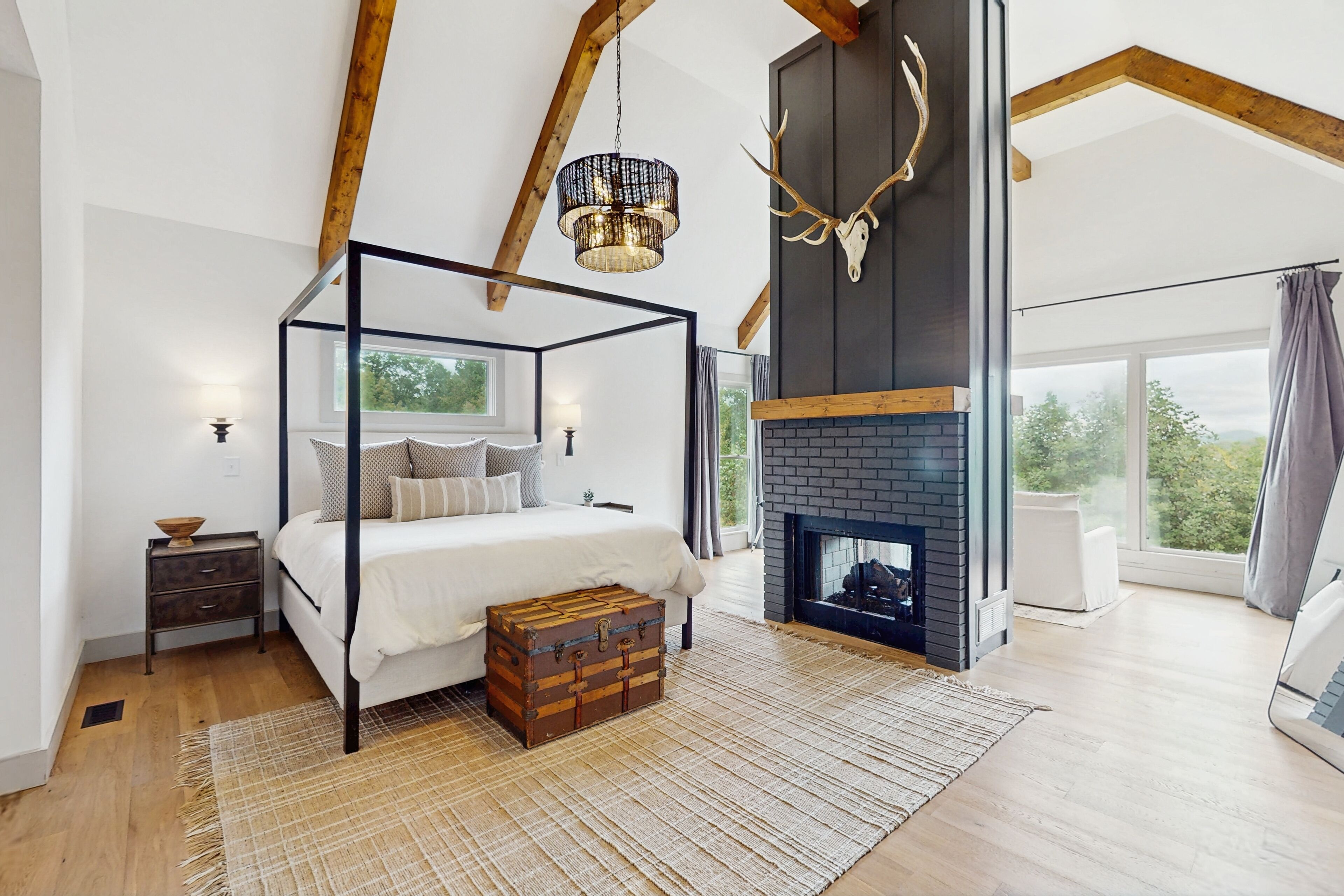 4 bedrooms, iron/ironing board, internet, bed sheets