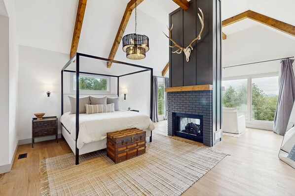 4 bedrooms, iron/ironing board, internet, bed sheets - Serene mountain view home with private pool, firepit, dry sauna, & AC (Cleveland)