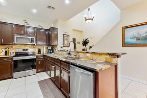 ثلاجة، ميكروويف، فرن، موقد طهي مسطح