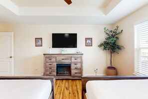 3 bedrooms, WiFi, bed sheets, wheelchair access - Channel-front townhome with chef's kitchen, kayaks, & game room - dog-friendly (Corpus Christi)