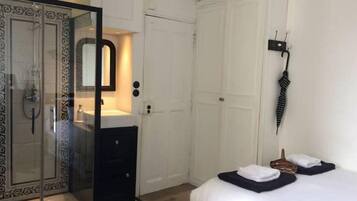 2 chambres, fer et planche à repasser, Wi-Fi, draps fournis