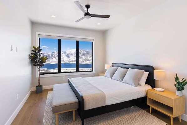 4 bedrooms, desk, iron/ironing board, WiFi