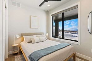4 Schlafzimmer, Schreibtisch, Bügeleisen/Bügelbrett, WLAN