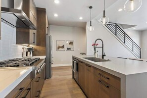 Geladeira, micro-ondas, fogão, cooktop