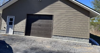 Quaint whole house, very private , fireplace, pet friendly, 30 min. to ADK park