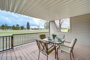 Outdoor dining - Deck & Golf Course Views: Munds Park Condo! (Munds Park)