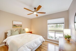 3 bedrooms, desk, iron/ironing board, Internet - Deck & Golf Course Views: Munds Park Condo! (Munds Park)