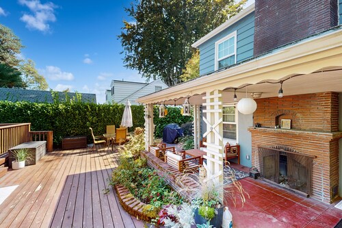 Tranquil, walkable home with seasonal pool, beautiful gardens & 2 patios