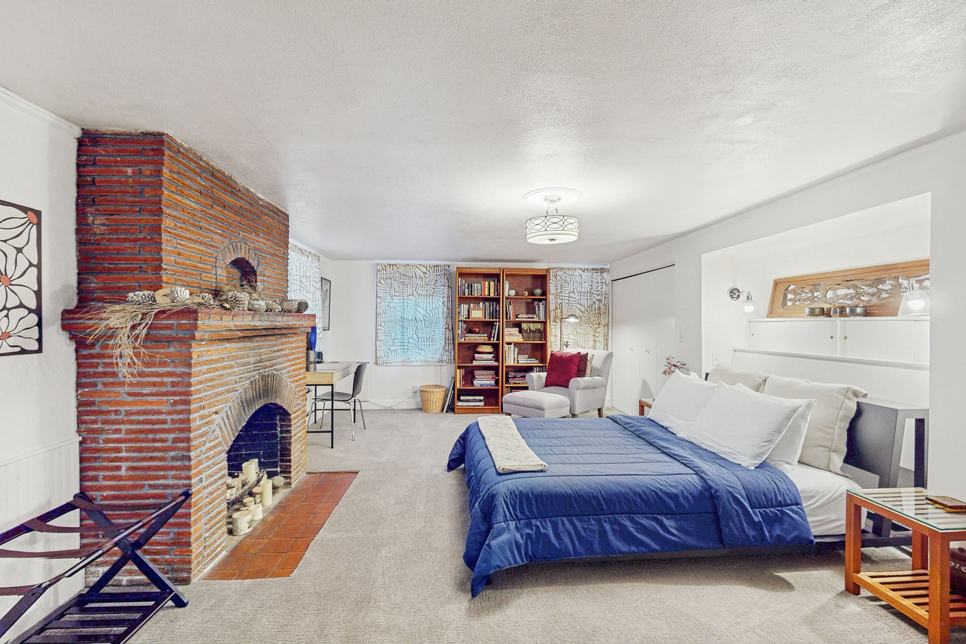 2 bedrooms, iron/ironing board, internet, bed sheets