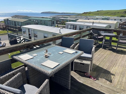 3 Bedroom Lodge, Close to Beach, Stunning Views, includes hot tub