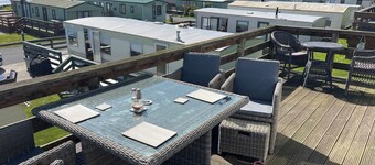 3 Bedroom Lodge, Close to Beach, Stunning Views, includes hot tub