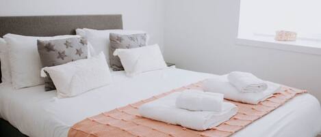 2 makuuhuonetta, silitysrauta/-lauta, ilmainen Wi-Fi, vuodevaatteet