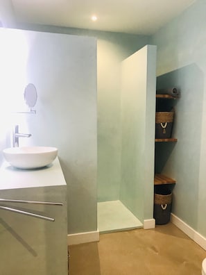Haartrockner, Handtücher, Seife, Toilettenpapier