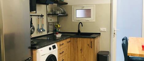 Coffee/tea maker, fridge, microwave, stovetop