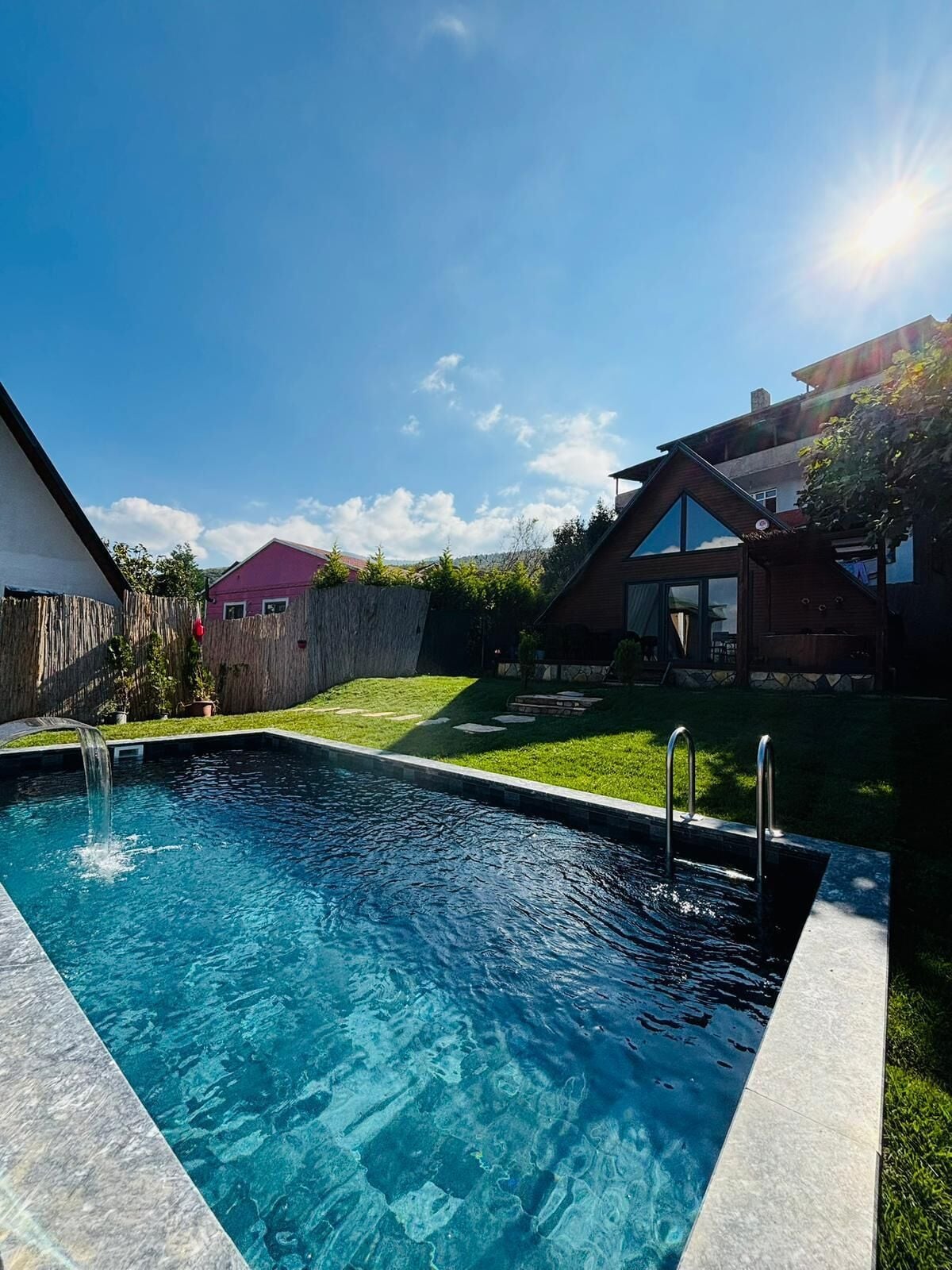 Bangalô, 3 quartos, acessível, para não fumantes | Escrivaninha, espaço de trabalho para notebook, quartos à prova de som