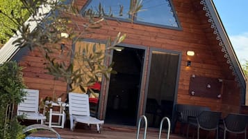 Een buitenzwembad, parasols voor strand/zwembad