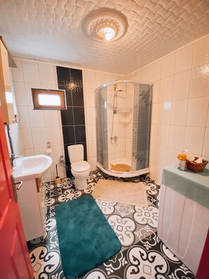 Klassieke villa | Badkamer | Gratis toiletartikelen, een haardroger, badjassen, pantoffels