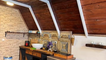 Deluxe Bungalow | Private kitchen | Fridge, stovetop, dishwasher, coffee/tea maker