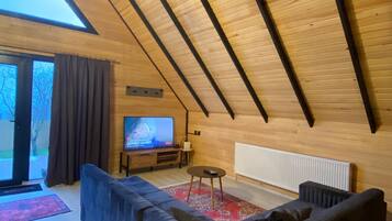 Bungalow – superior, 3 soverom, ikke-røyk, bassengutsikt | Oppholdsområde | En 60-tommers smart-TV med Parabol-TV samt peis