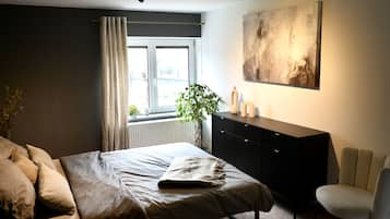 3 bedrooms, desk, WiFi, bed sheets