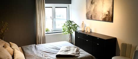 3 bedrooms, desk, WiFi, bed sheets