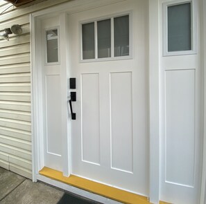 Exterior detail - Spacious and cozy ground-level 3-bed suite. Walk to Metrotown Mall and Skytrain! (Burnaby)