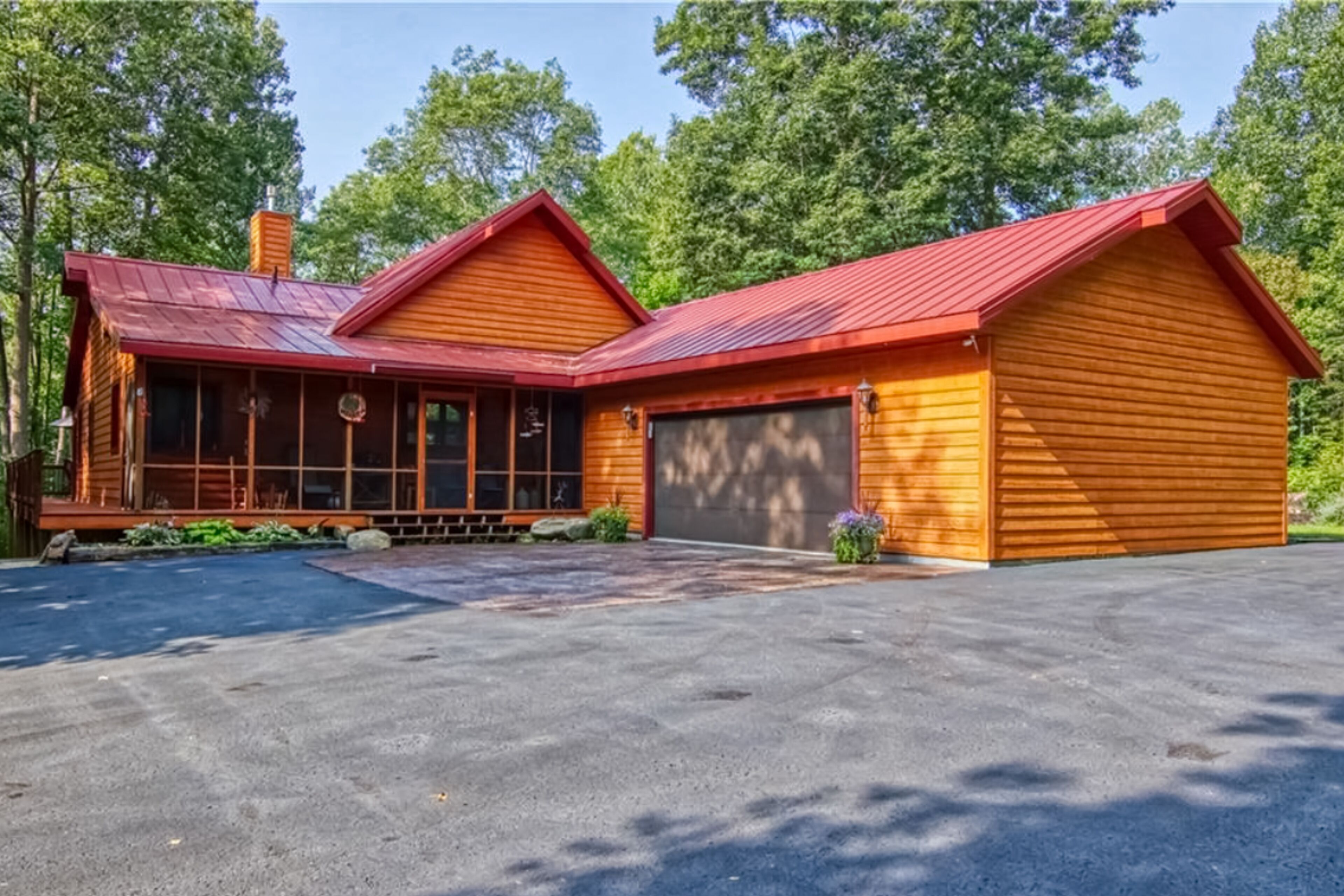 Private, spacious cabin with wrap-around deck, chef's kitchen, fireplace, & AC