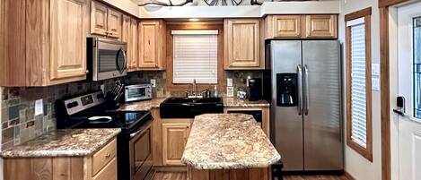 Kjøleskap, mikrobølgeovn, ovn og kokeplater