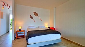 Una camera da letto con un letto, comodini e decorazioni alle pareti.